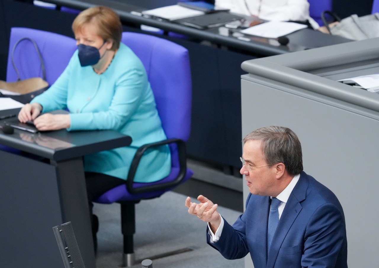 Armin Laschet spricht im Bundestag – Kanzlerin Merkel hört zu