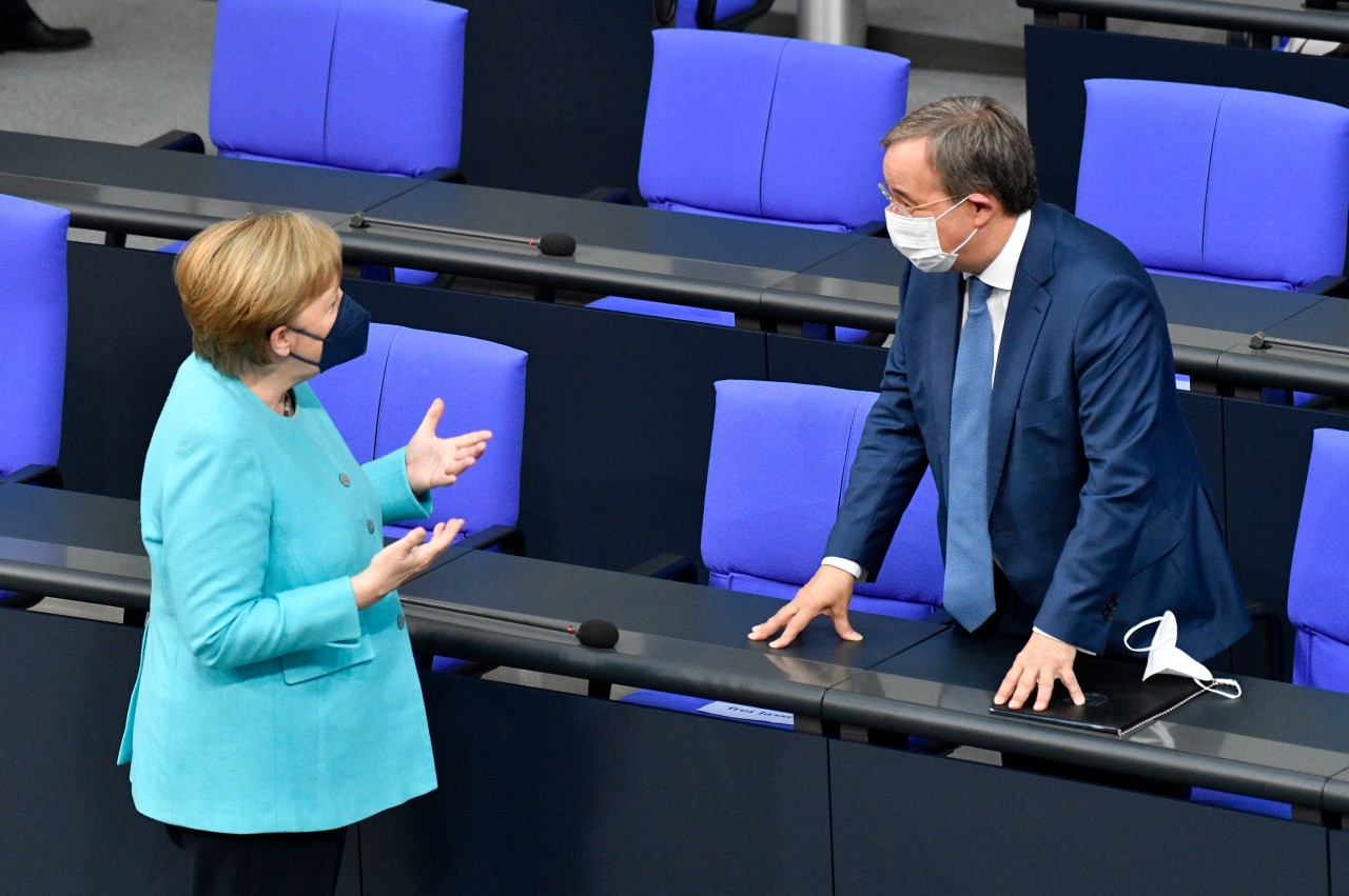 Angela Merkel und Armin Laschet im Bundestag