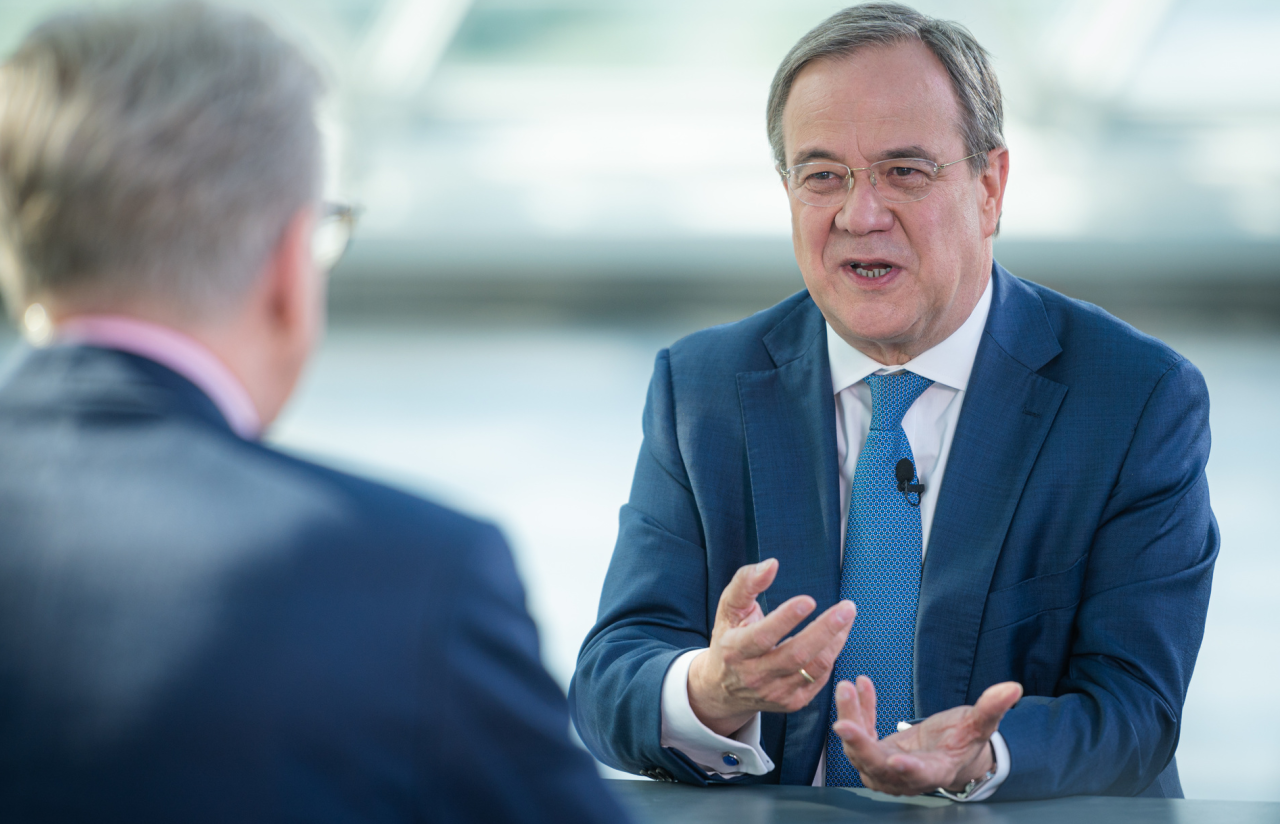 CDU-Kanzlerkandidat Armin Laschet (r.) im Sommerinterview mit Theo Koll, Leiter des ZDF-Hauptstadtstudios Berlin