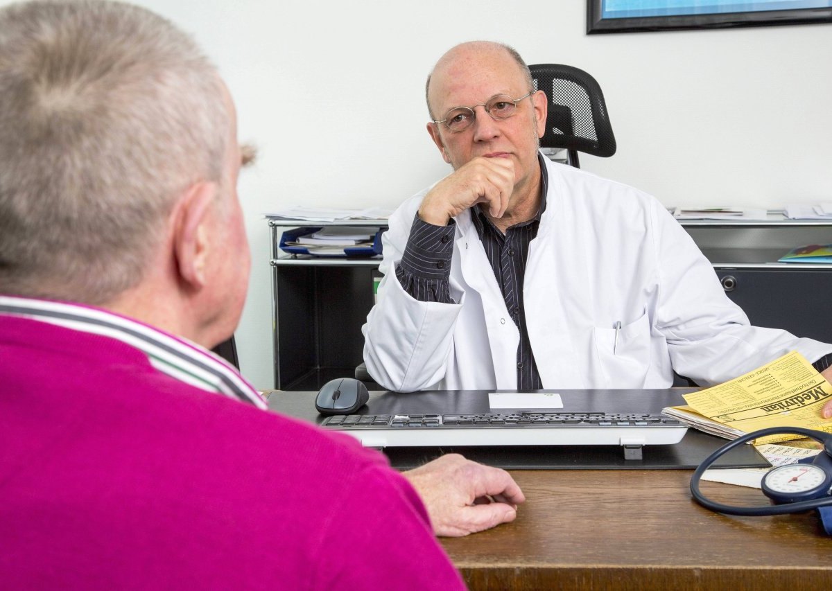 Arztpraxis, älterer Patient im Gespräch_0-798.jpg