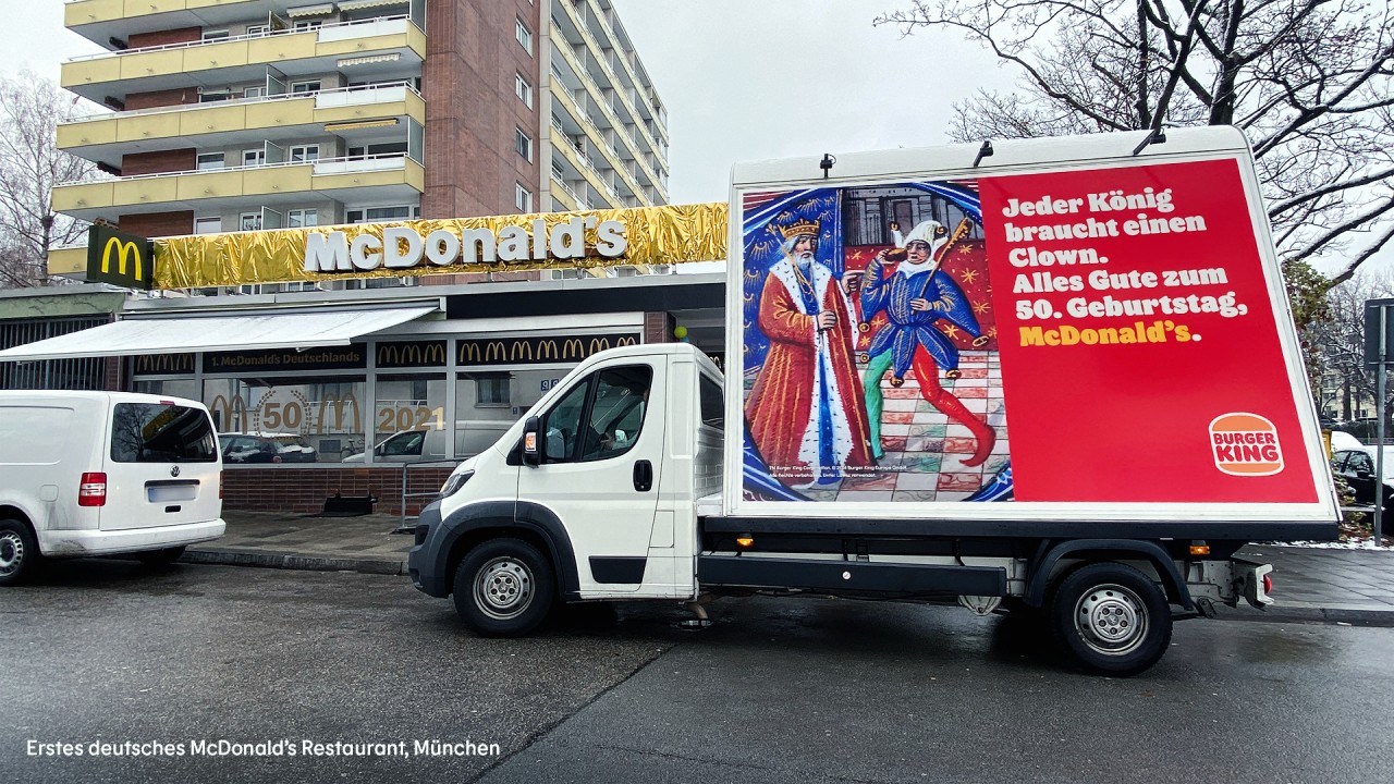 Mit diesem frechen Gruß hat Burger King McDonald's gratuliert. 