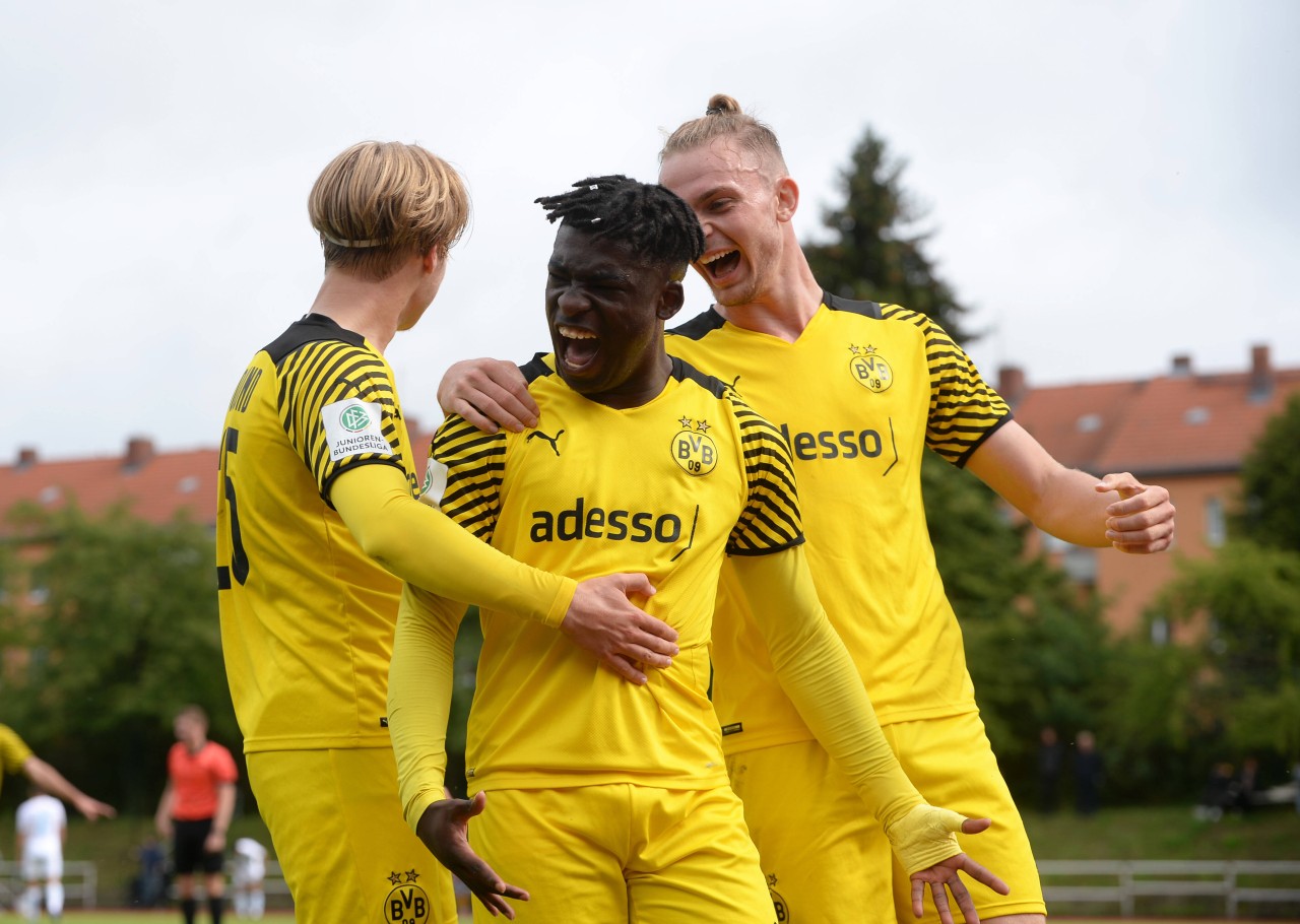 BVB-Talente unter sich: Julian Rijkhoff (l.), Samuel Bamba (m.) und Bradley Thomas Fink (r.) bejubeln einen Treffer für die U19.