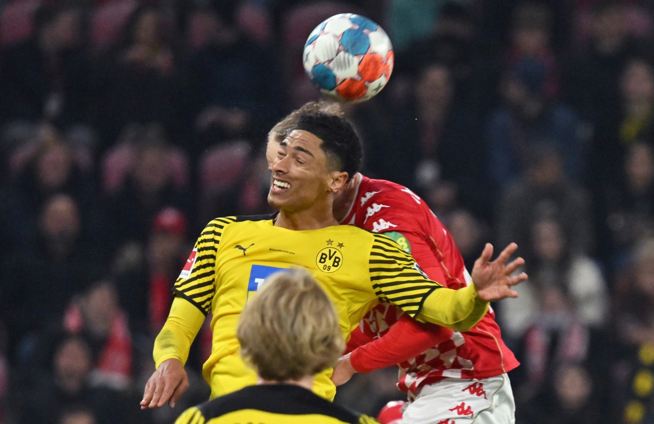 Borussia Dortmund: Jude Bellingham und der Mainzer Tauer krachen im Duell mit den Köpfen aneinander.
