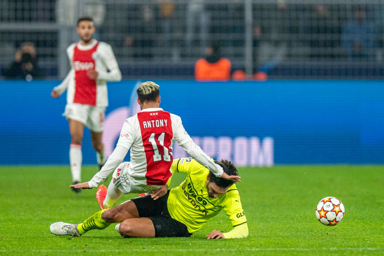 Wegen dieser Grätsche musste BVB-Star Hummels vom Platz.