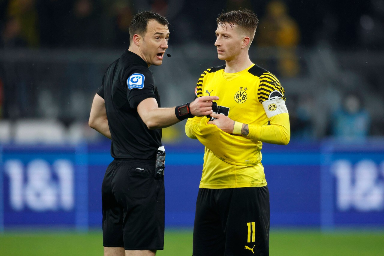 Borussia Dortmund: Kapitän Marco Reus und Schiri Felix Zwayer.