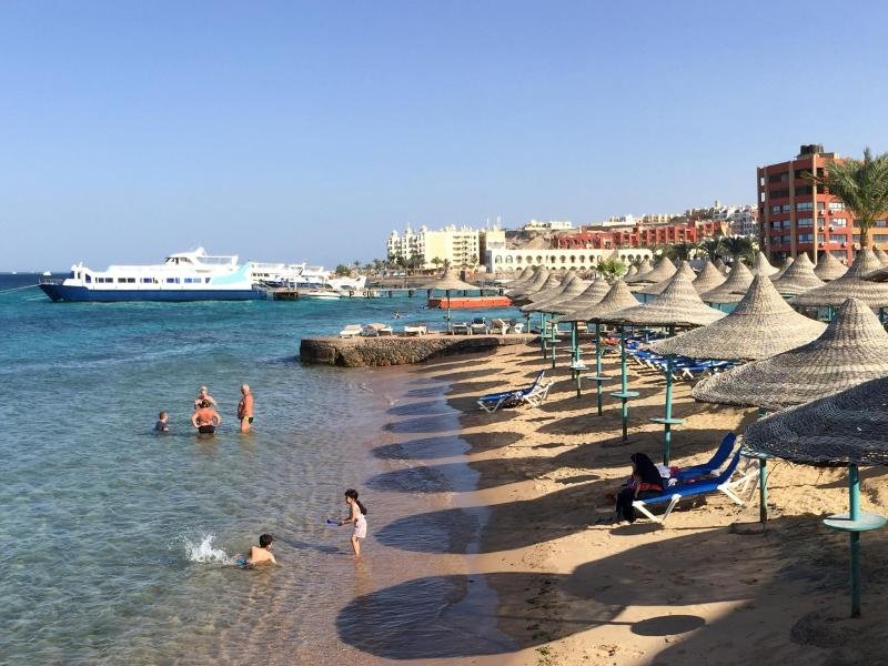Badesachen eigepackt und los geht es: Urlauber am Strand von Hurghada können derzeit mit mehr als 20 Grad Wassertemperatur rechnen.