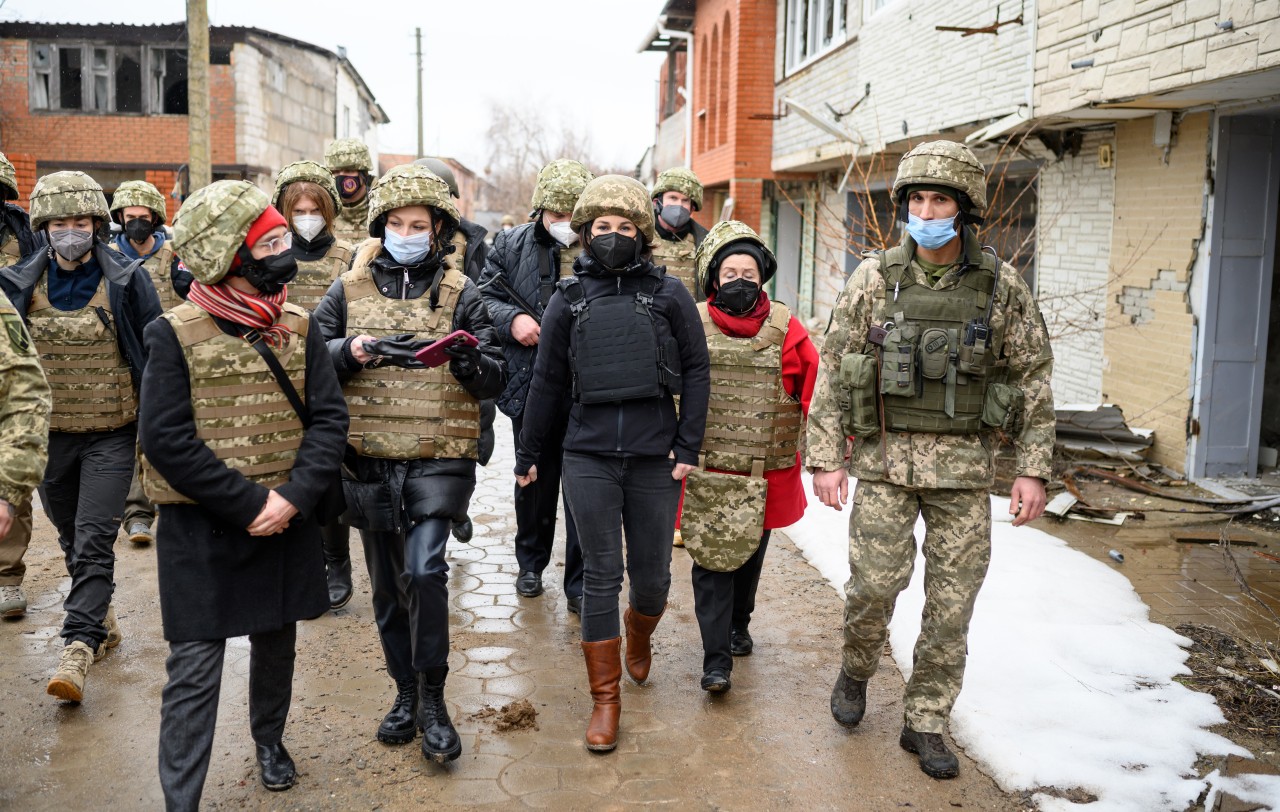 Annalena Baerbock informiert sich im verlassenen Ort Schyrokyne an der Frontlinie über die Lage im Konfliktgebiet Donbass. 