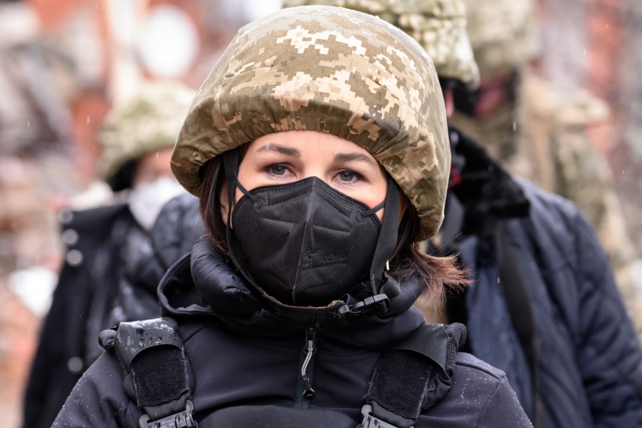 Außenministerin Annalena Baerbock an der Frontlinie in der Ukraine. 