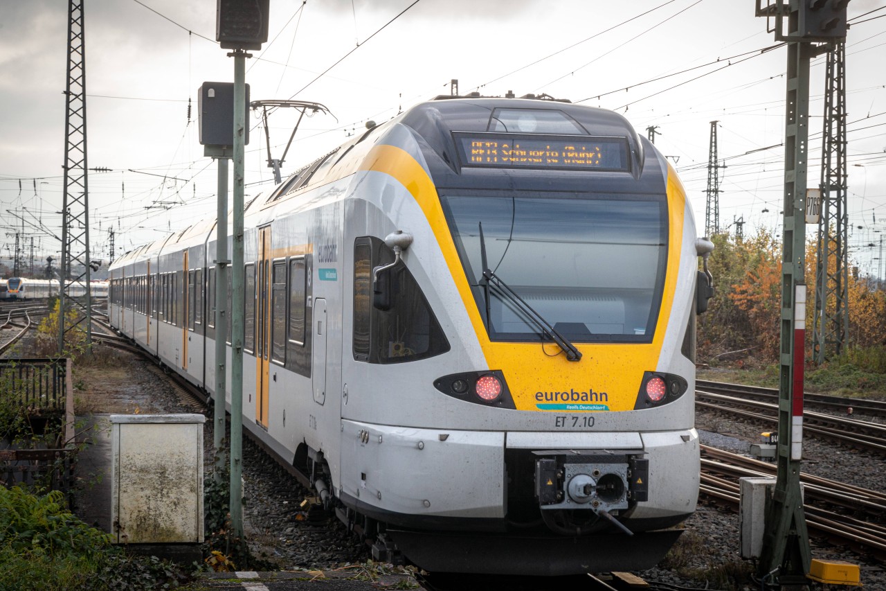 Eine Bahn in NRW musste eine Vollbremsung hinlegen, um eine 20-Jährige auf den Gleisen nicht zu überfahren. (Symbolbild)