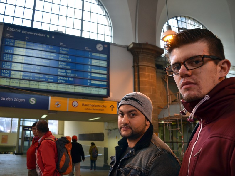 Diyar Tezgel (Mitte) und Christian Udell (r.) ärgerten sich im Hagener Hauptbahnhof über den Bahnstreik. Fast jeder zweite Zug fiel dort am Donnerstag aus.