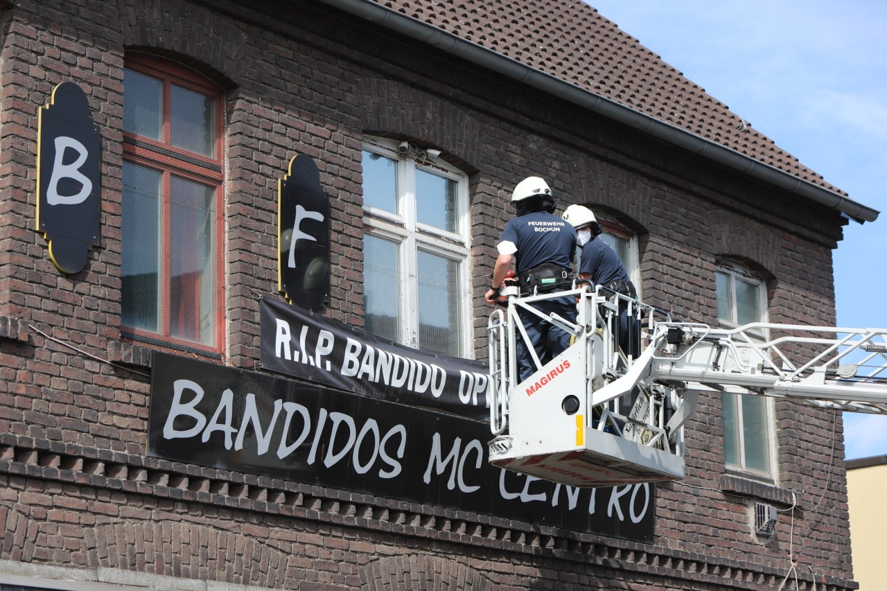 Einsatzkräfte der Feuerwehr Bochum schrauben das Logo der „Bandidos MC Federation West Central“  an dem Vereinsheim der Rocker (Alte Wittener Straße) ab. Das Gebäude wird versiegelt.