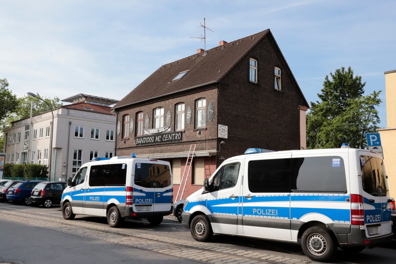 Bandidos in NRW: Nach dem Verbot der Bandidos West Central kam es in mehreren NRW-Städten, wie hier in Bochum, zu Polizeieinsätzen an den Vereinsstandorten. Die Vereinshäuser wurden beschlagnahmt.