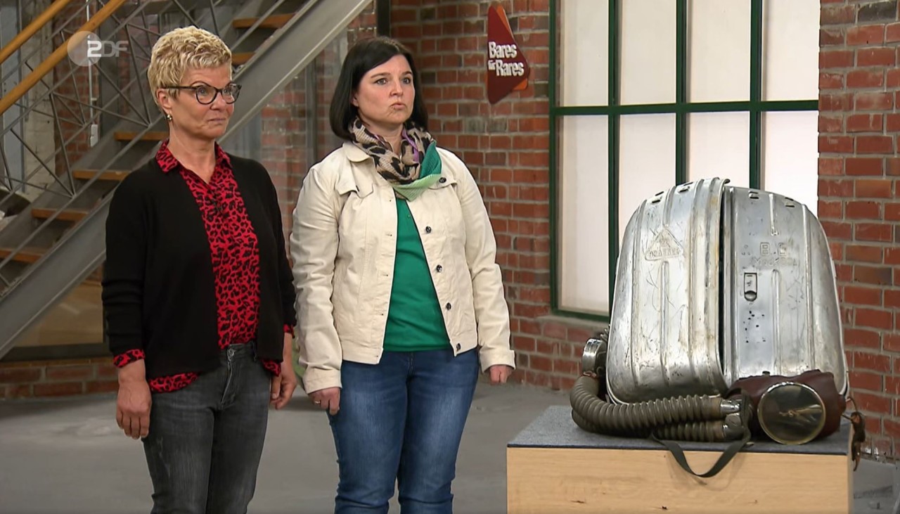 Karin Lohse und ihrer Tochter Nadine Junge retteten ein Atemschutzgerät vor dem Müll und verkauften es bei „Bares für Rares“.