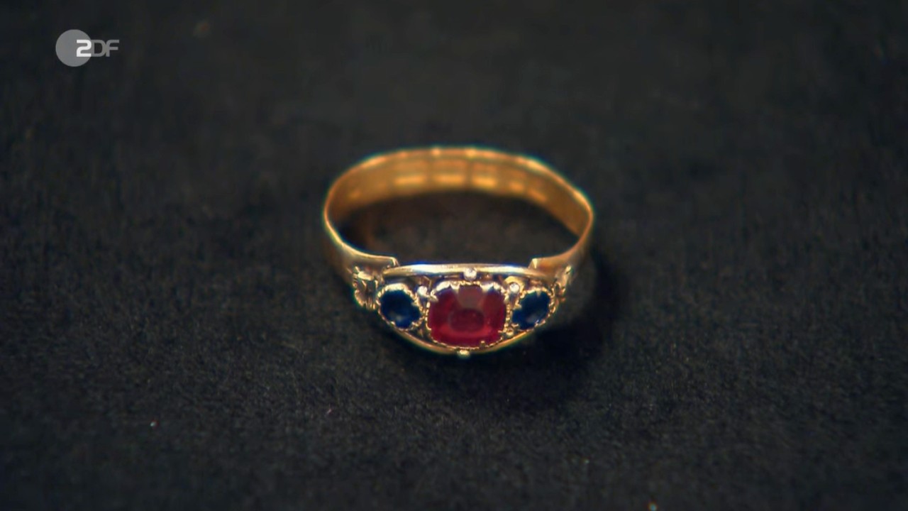 Der Ring stammt aus dem Jahr 1866 und besteht aus 917er Gold sowie Glassteinen.