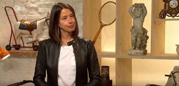 Linn Moog hat ein wertvolles Armband bei Bares für Rares dabei.