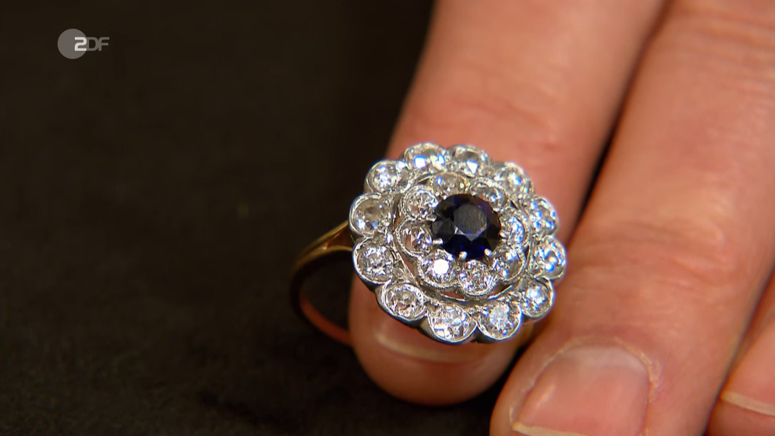 Der Ring von Hildegard lässt die Händler staunen. Der Ring von Hildegard lässt die Händler staunen.