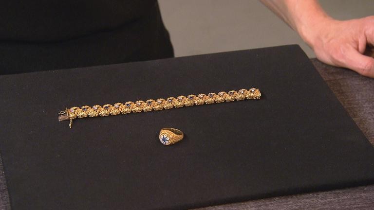 Armband und Ring sind aus 18-karätigem Gold und besonders sorgfältig gearbeitet.