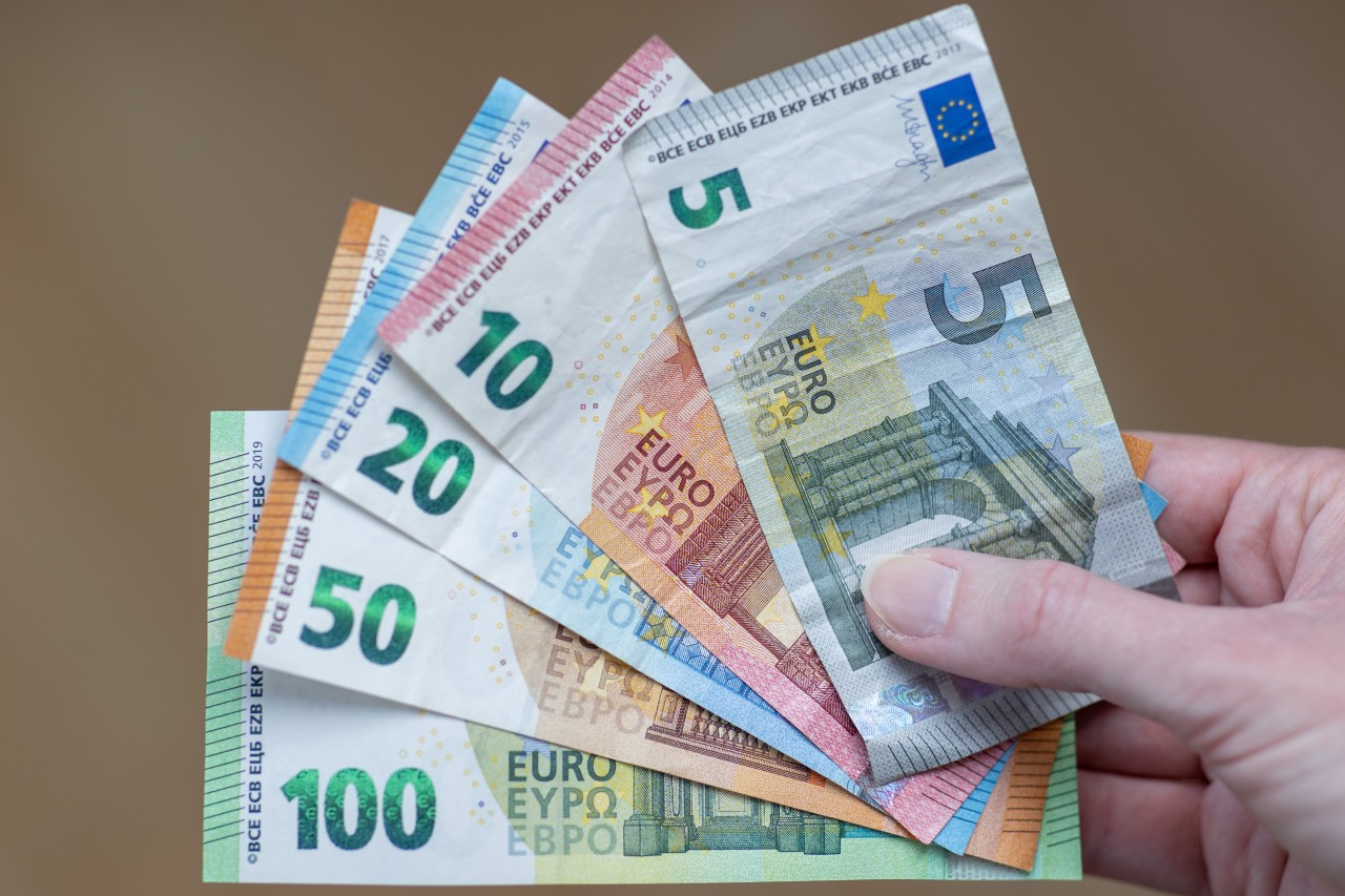 Ein Bargeld-Limit würde die abzuhebbare Summe auf 10.000 Euro beschränken. (Symbolbild)