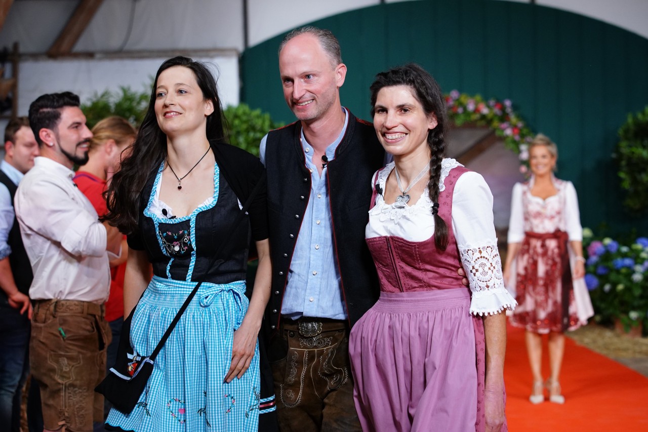 Landwirt Hubert will sich bei „Bauer sucht Frau” verlieben. RTL-Kandidatin Melanie (l.) hat allerdings eine wichtige Sache verschwiegen.