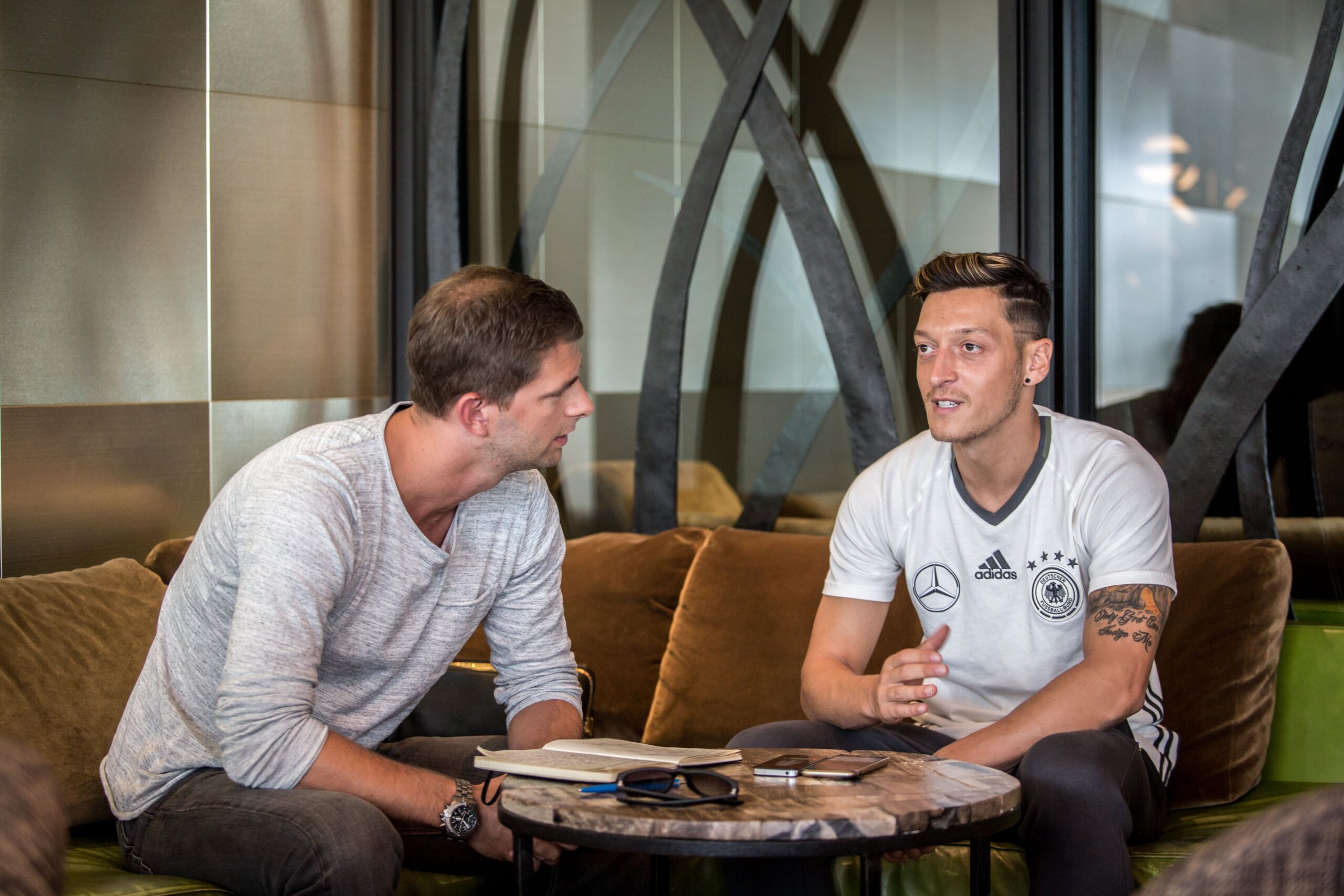 Reporter Daniel Berg (l.) im Gespräch mit Mesut Özil.