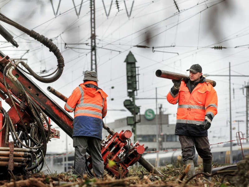 Am Freitagmorgen startete die Firma Essen Grundbau die Erkundungsbohrungen nördlich der Gleisanlagen. Foto: Knut Vahlensieck / WAZ Fotopool 