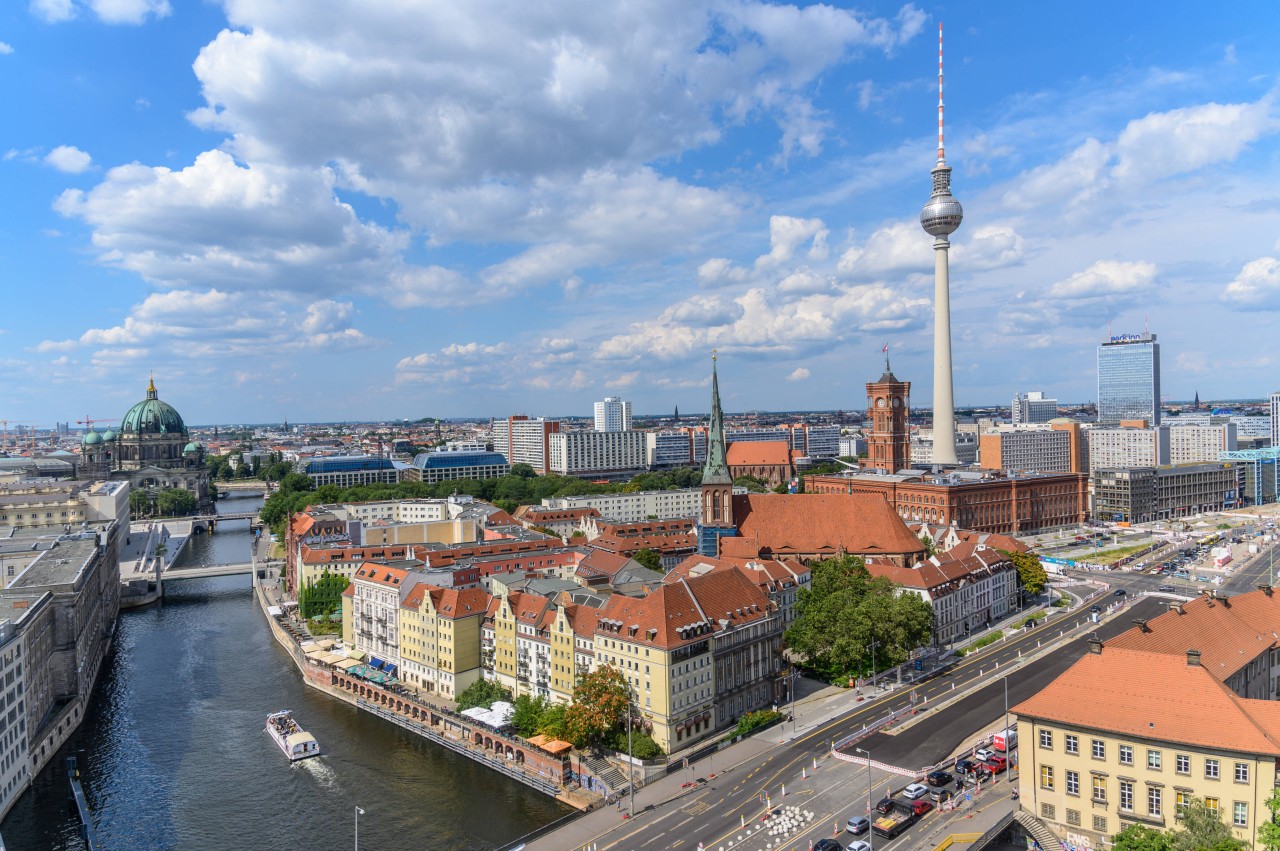 Blick über Berlin: Die Leipziger Straße mit der Mühlendammbrücke, der Nikolaikriche, dem Roten Rathaus und dem Fernsehturm am Alexanderplatz.
