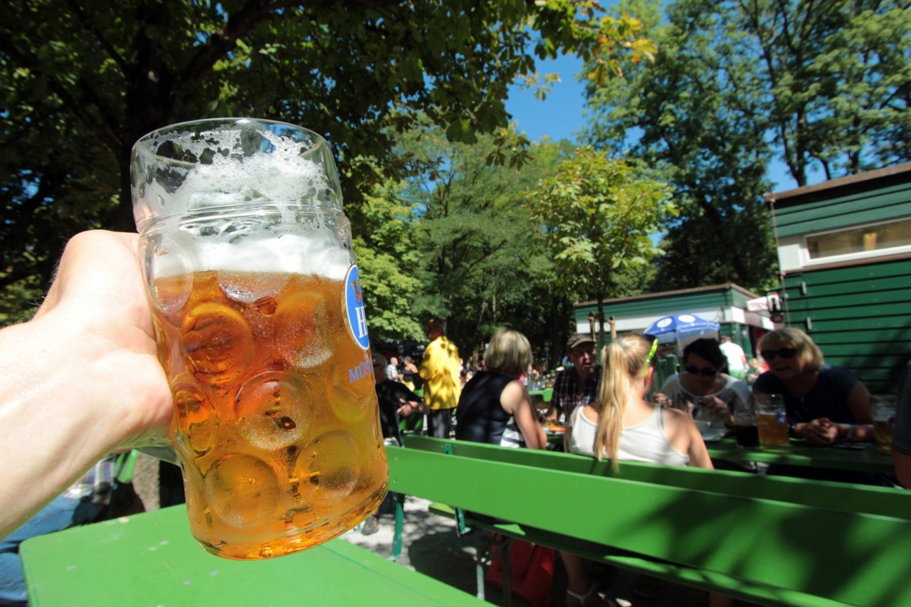 Ist ein Bierglas nicht bis zur Eichmarke gefüllt, ist es nicht voll genug. Der Schaum muss darüber stehen.