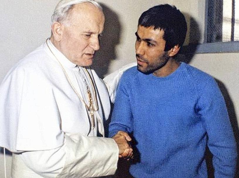 Das Bild ging um die Welt: Papst Johannes Paul II. besucht Attentäter Ali Agca 1983 im Gefängnis - und verzeiht ihm. (Foto: Imago)