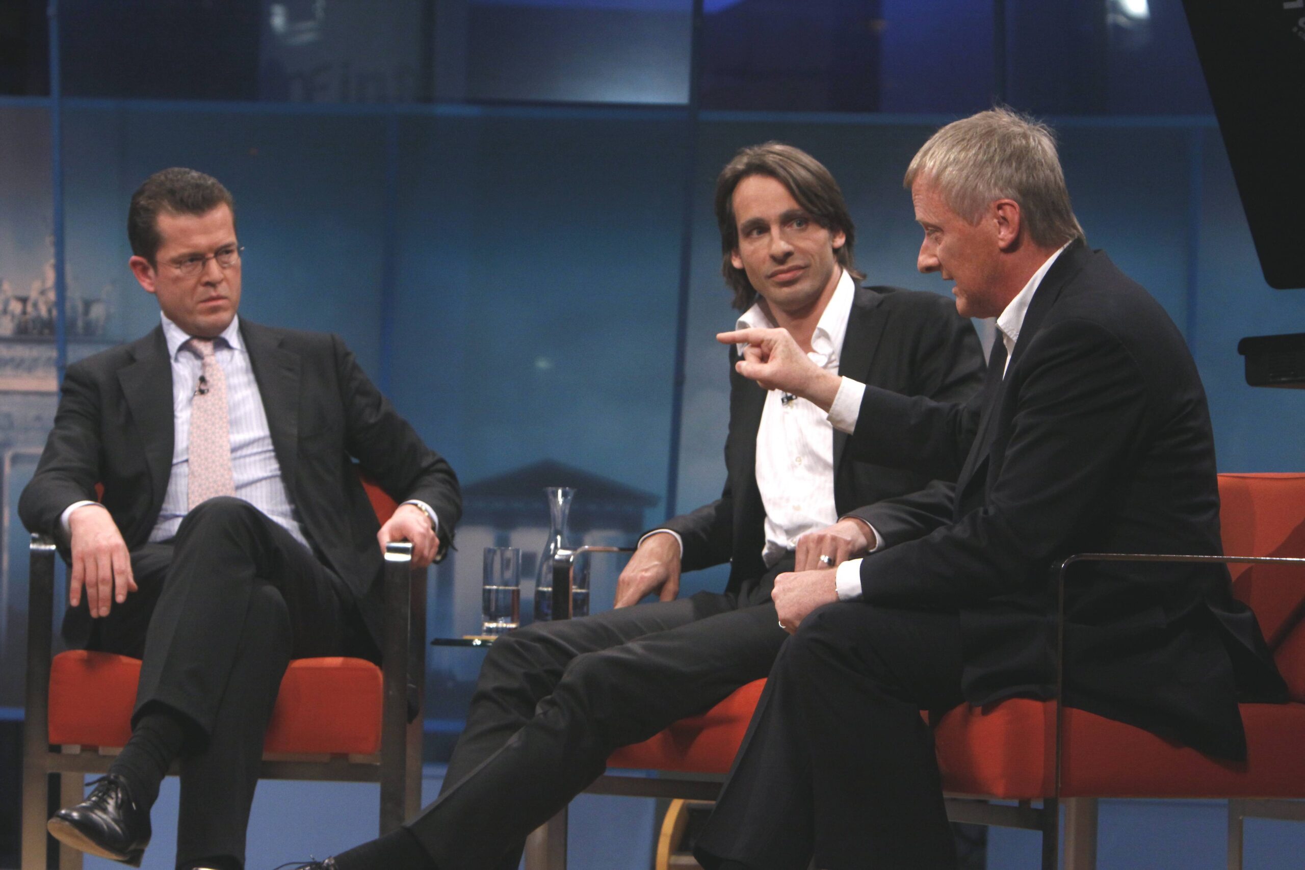 Richard David Precht (Mitte) mit Verteidigungsminister zu Guttenberg und Journalist Hans-Ulrich Jörges bei Maybrit Illner.