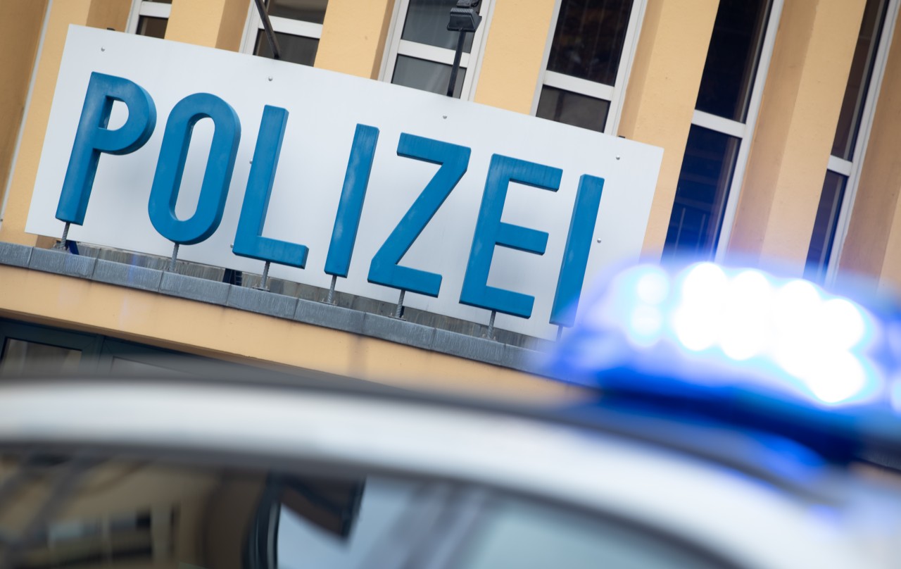 Am Donnerstagmittag wurden zwei Schüler im Alter von 14 Jahren auf einem Schulhof an der Heinrich-Bierwes-Straße ausgeraubt. (Symbolbild)
