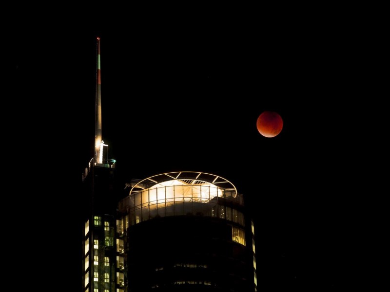 Unser Leser Marvin König hat den Blutmond über dem RWE-Tower in Essen eingefangen.