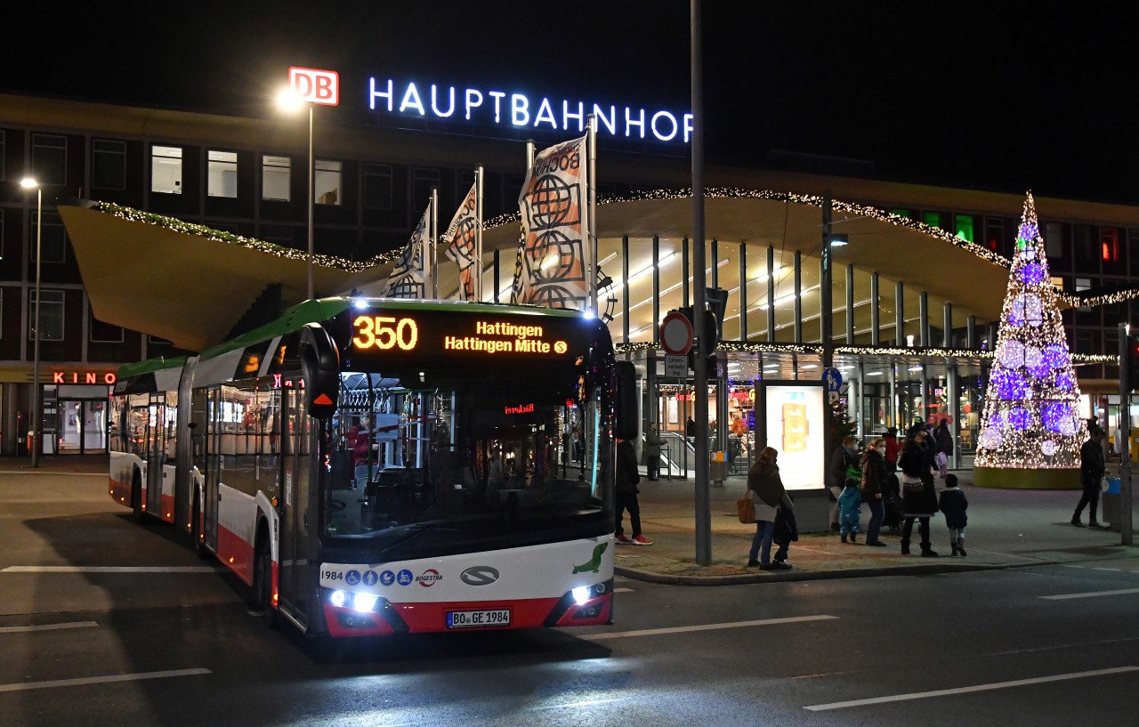 Bochum: Unfassbar! In einem Buss der Bogestra zog ein Fahrgast eine Schere und stach auf den Busfahrer ein. (Symbolbild)