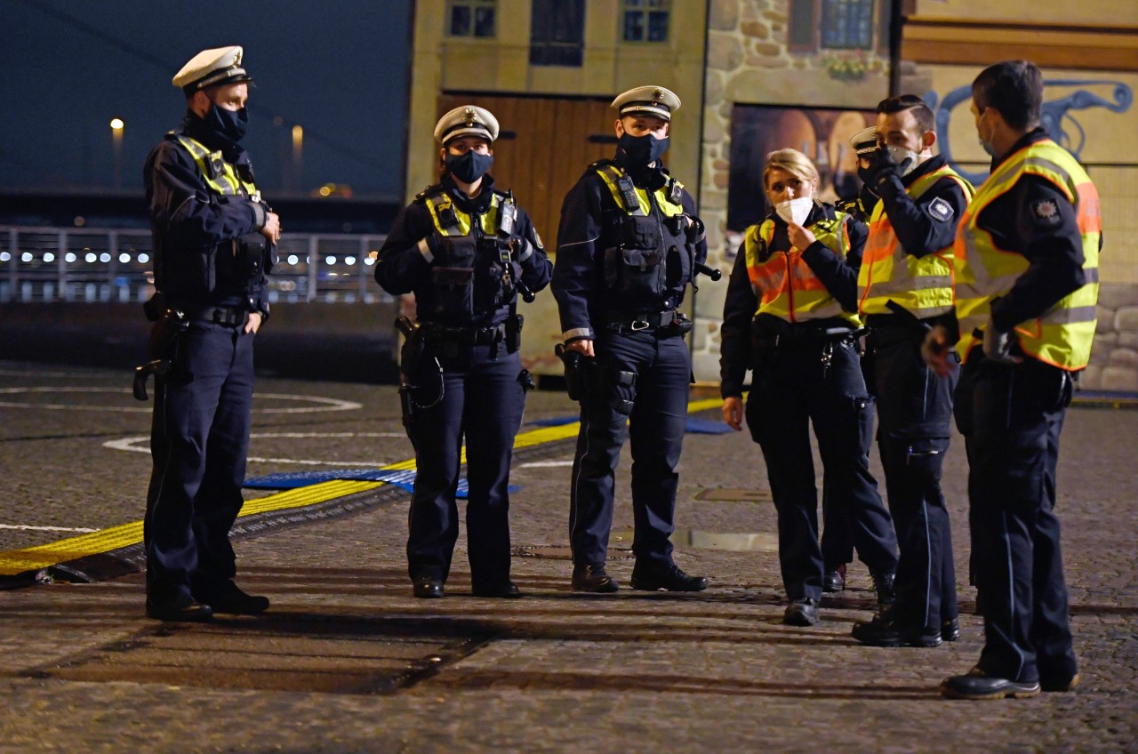 Bochum: Kollegen trauern um den in der Silvesternacht in Düsseldorf verstorbenen Polizisten. (Symbolbild)