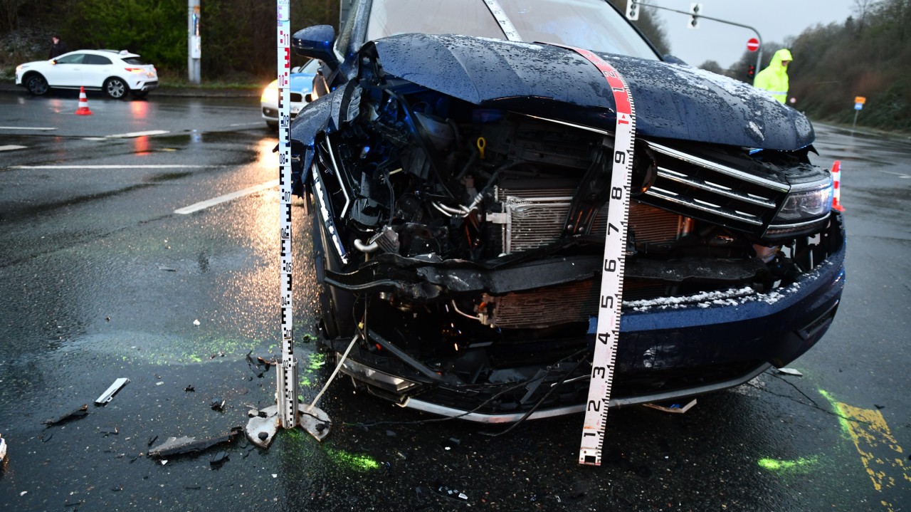Der blaue VW Tiguan des Unfallverursachers ist nur noch Schrott.