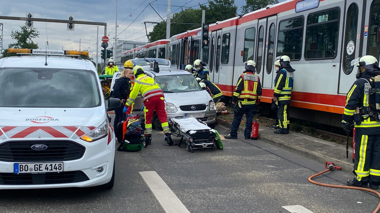 Die Feuerwehr Bochum befreite den Fahrer aus seinem Auto.
