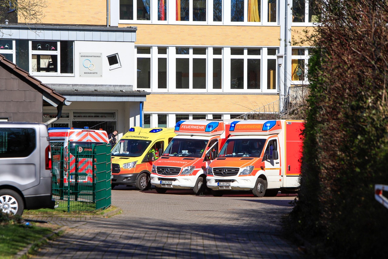 Bochum: Großeinsatz der Feuerwehr nach einem Alarm an einer Schule in Hamme.