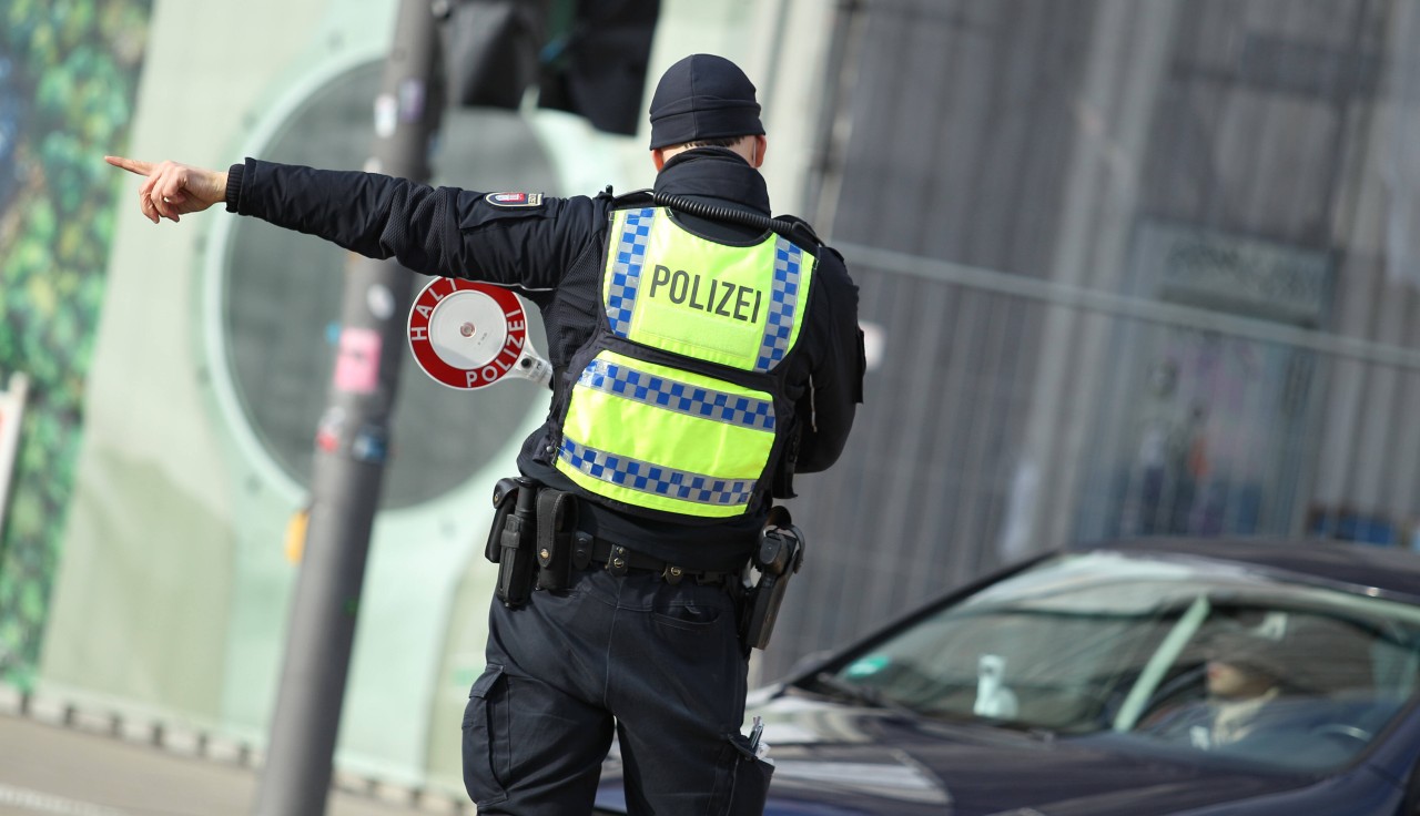 In Bochum ist ein Autofahrer bei einer Radar-Kontrolle geflüchtet und hat dabei einen Polizisten verletzt. (Symbolbild)