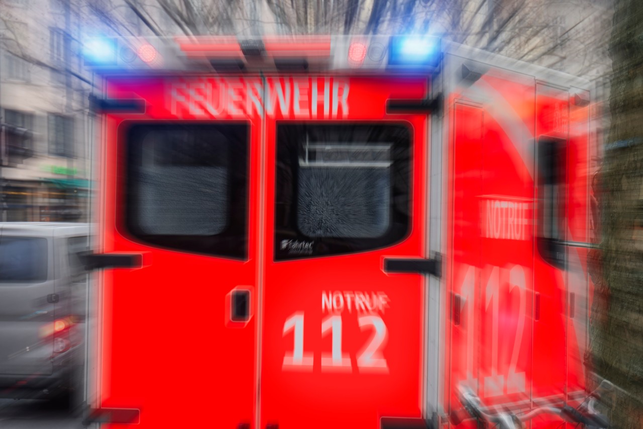 In Bochum ist ein Kind auf der Straße verunglückt und mit einem Rettungswagen in die Klinik gekommen. (Symbolbild)