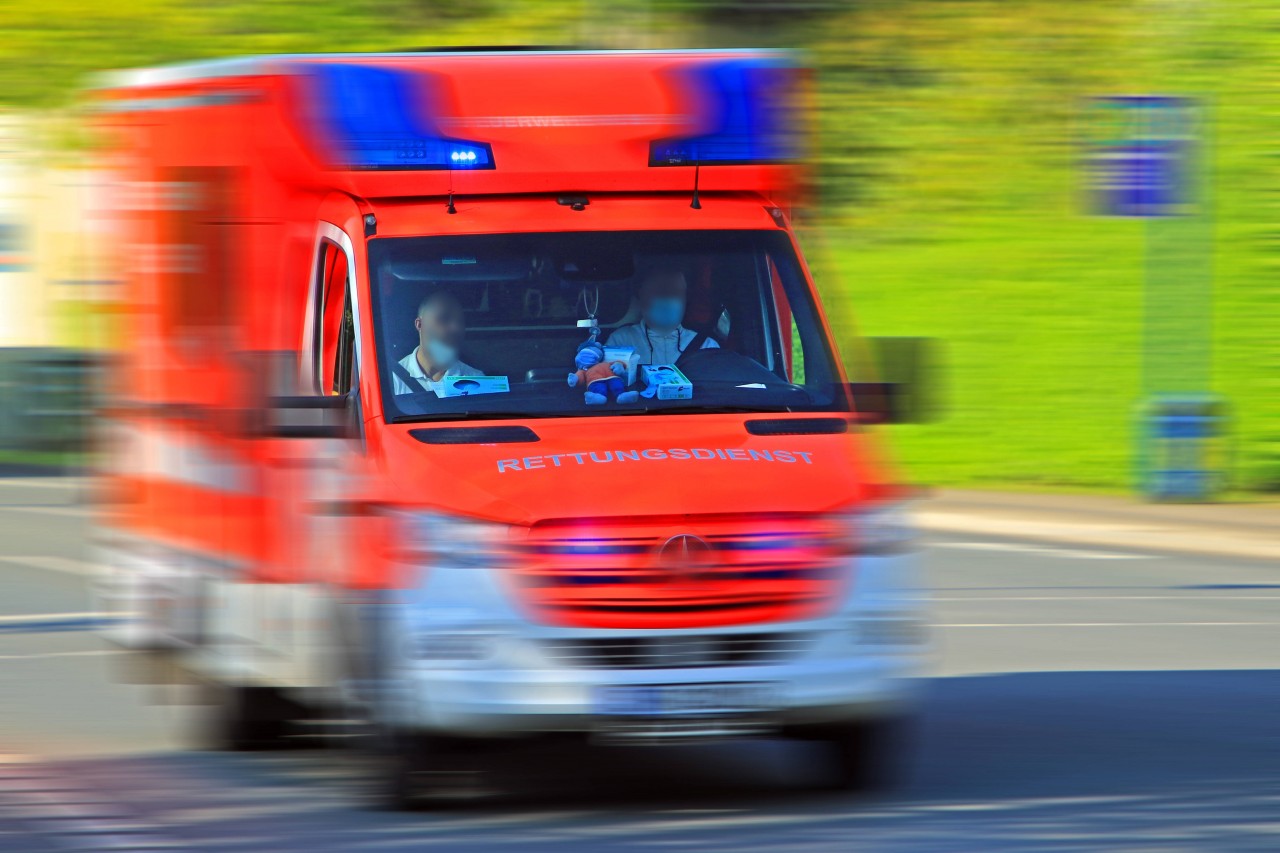 In Bochum hat ein Autofahrer eine Fußgängerin übersehen. Im Krankenhaus erlag die Frau ihren Verletzungen. Der Fahrer ist noch flüchtig. (Symbolbild) In Bochum hat ein Autofahrer eine Fußgängerin übersehen. Im Krankenhaus erlag die Frau ihren Verletzungen. Der Fahrer ist noch flüchtig. (Symbolbild)