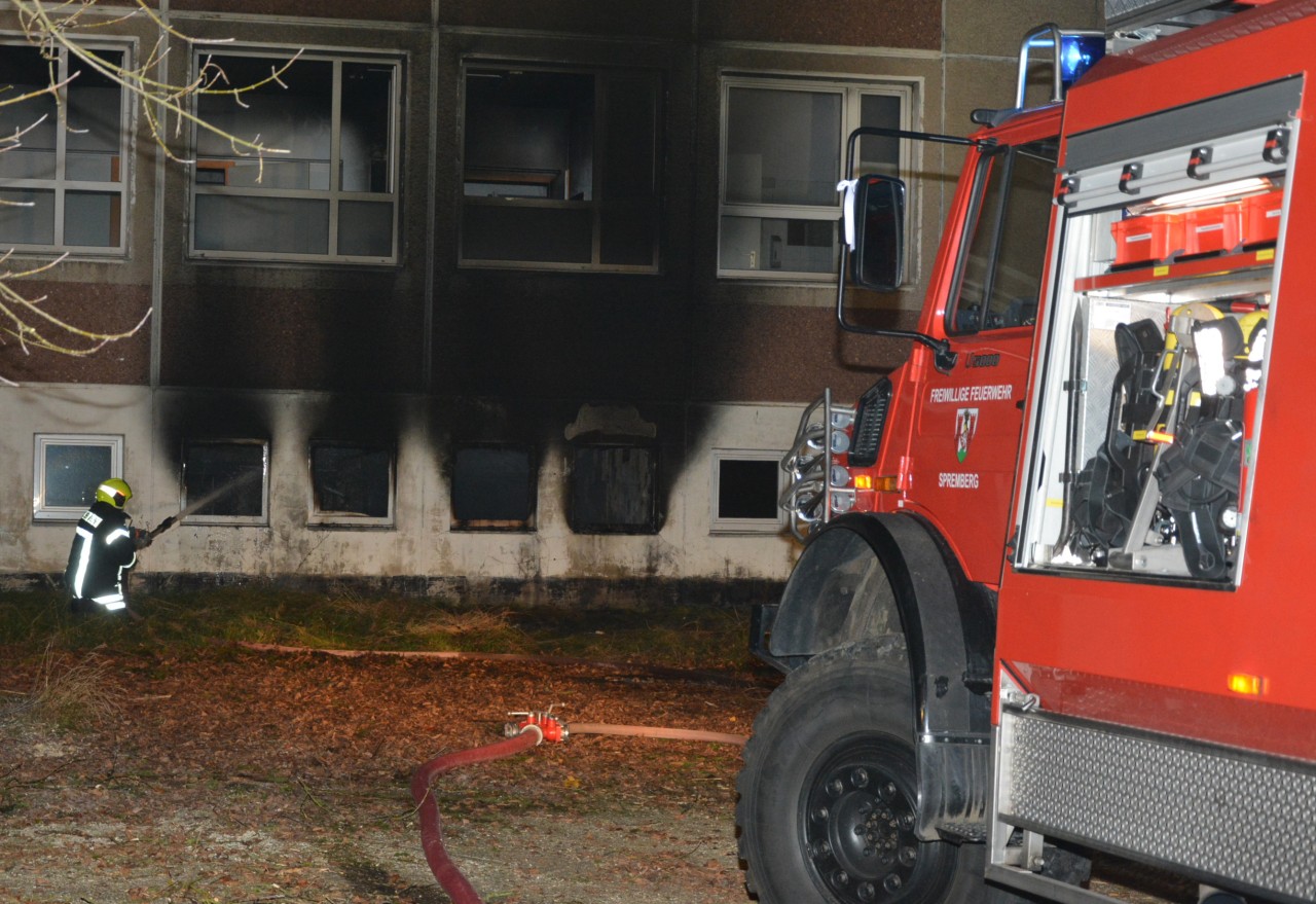 Bochum: In einer Flüchtlingunterkunft in Wattenscheid geriet auf einmal ein Wohncontainer in Brand. (Archivbild)