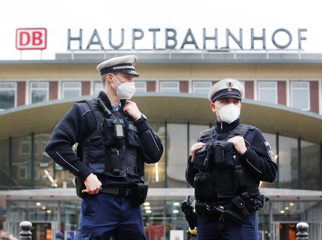 Zwei Beamte der Bundespolizei vor dem Hauptbahnhof in Bochum. 