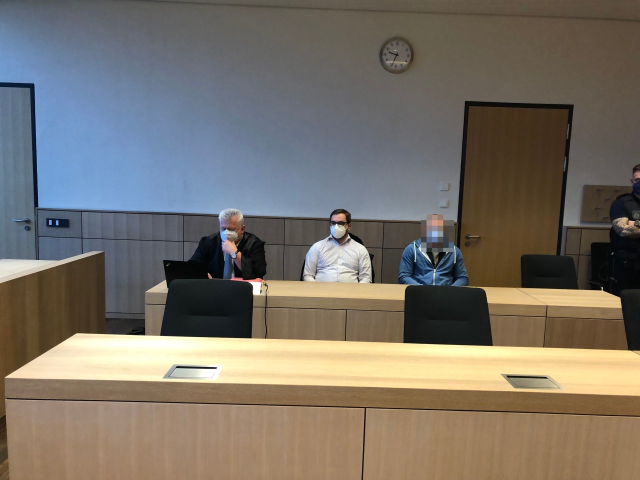 Der Angeklagte Norbert H. (rechts) mit seinem Verteidiger (links) und Dolmetscher vor dem Landgericht Bochum.