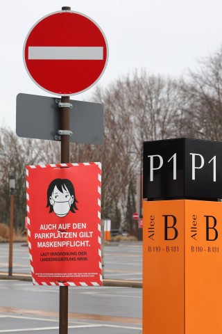 Auf dem Parkplaz des Bochumer Ruhr Parks gilt Maskenpflicht. Viele Läden werden dort wegen der „Notbremse“ schließen müssen.