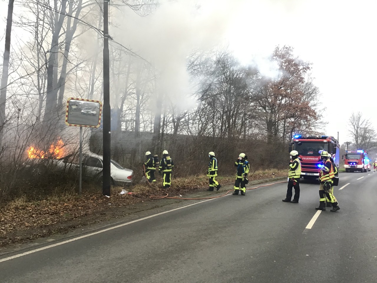 In Bochum ist ein Autofahrer gegen einen Baum gekracht. Der Wagen ging auch noch in Flammen auf. 