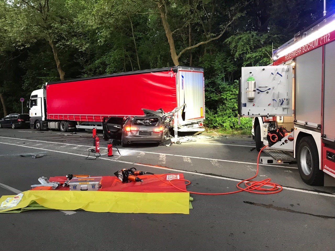 In Bochum krachte ein PKW-Fahrer (20) in einen parkenden Laster – für seinen Beifahrer (26) kam jede Hilfe zu spät. 