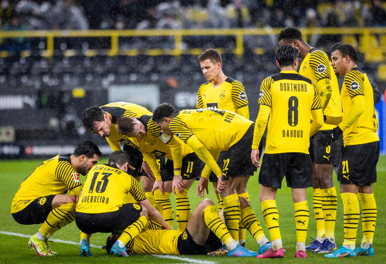 Bei Borussia Dortmund lag am Wochenende ein BVB-Spieler verletzt am Boden. 