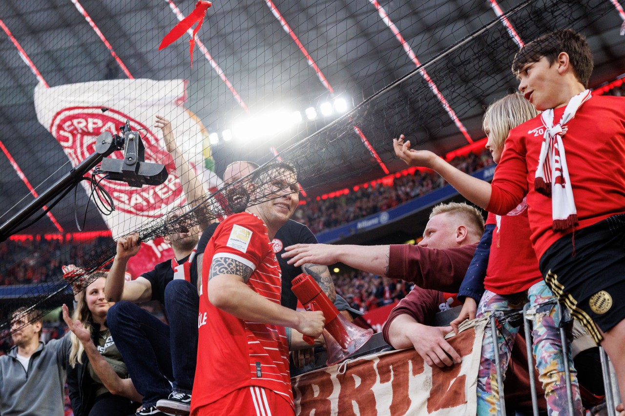 Borussia Dortmund: Bayerns Niklas Süle feiert mit Fans nach dem Spiel und wird anschließend verhöhnt.