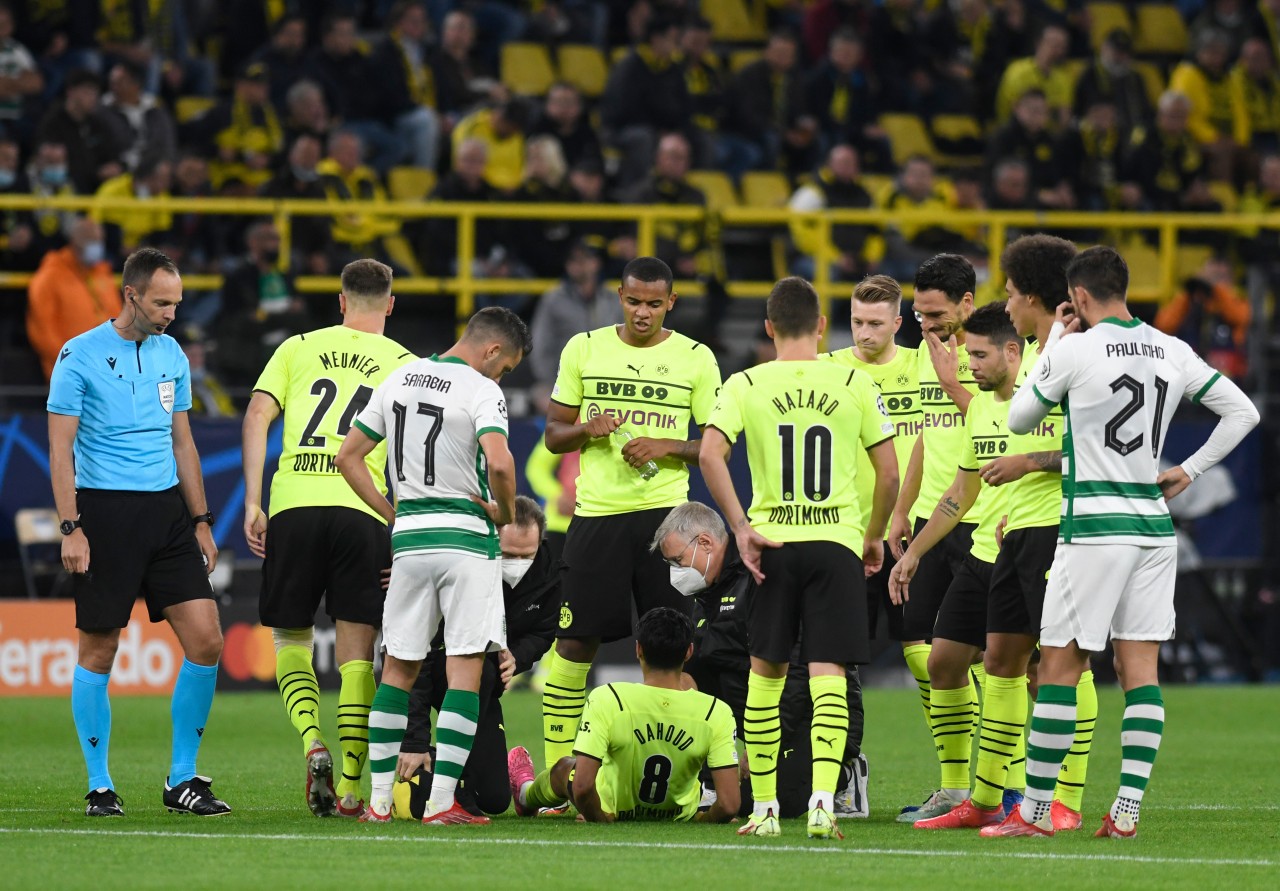Beim Spiel Borussia Dortmund gegen Sporting Lissabon muss schon nach wenigen Minuten verletzungsbedingt gewechselt werden.