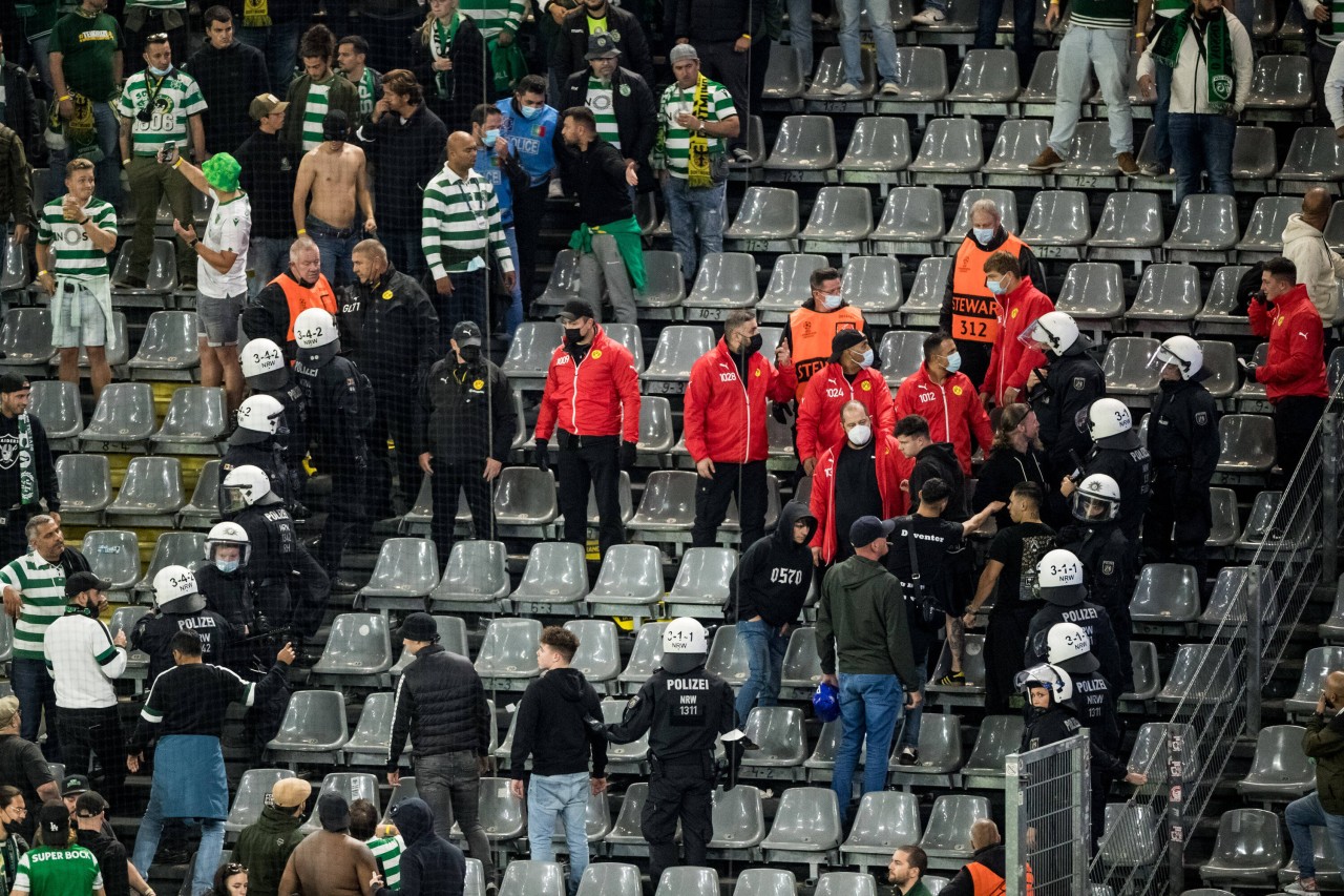 Borussia Dortmund - Sporting Lissabon: Erst als die Polizei einschreitete, beruhigte sich die Lage im Fanblock.