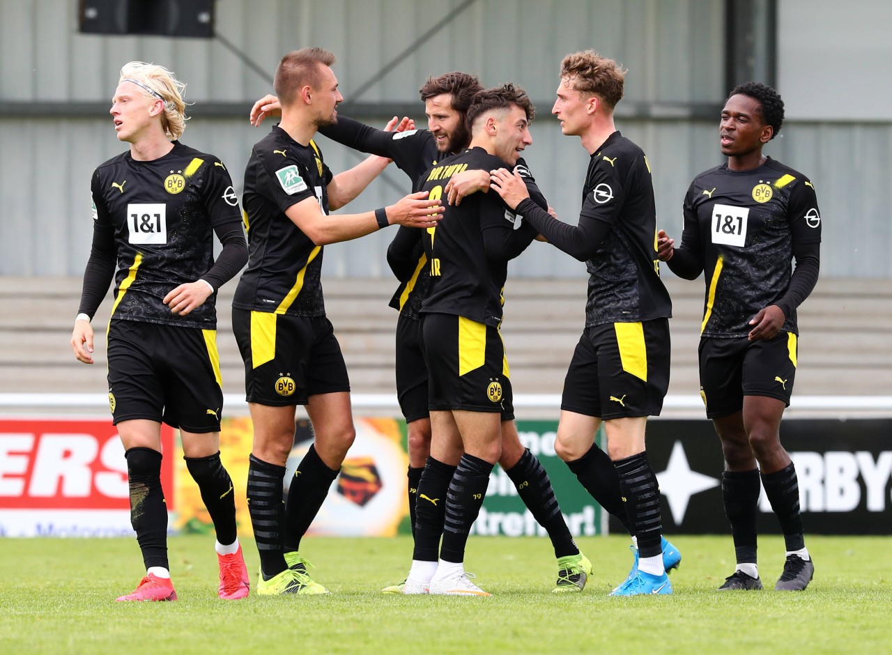 Die Amateure von Borussia Dortmund jubeln nach dem Sieg gegen den WSV.
